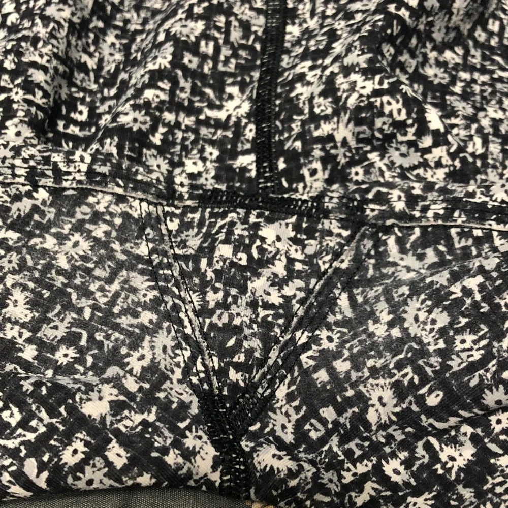 Lululemon Floral Patterned High-Waisted Ankle Pocket Leggings in Gray Size 8 - Picture 8 of 8